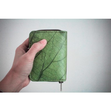 Nachhaltiges Portemonnaie aus recycelten Blättern in grün mit Zipper – vegan & umweltfreundlich