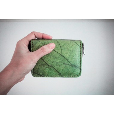 Nachhaltiges Portemonnaie aus recycelten Blättern in grün mit Zipper – vegan & umweltfreundlich