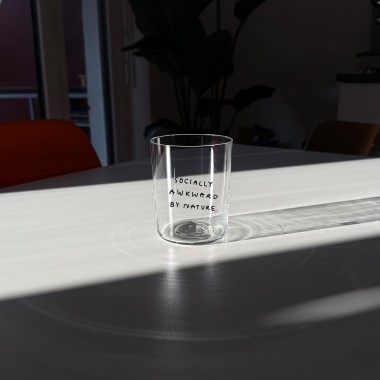 SOCIALLY AWKWARD BY NATURE - 500ML Glas - yahya studio, johanna schwarzer
