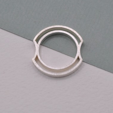 Ring "Kanalisiert" aus Silber von DOPPELLUDWIG
