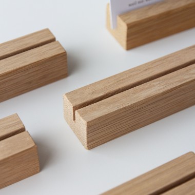 Postkartenständer aus Holz: Handgemacht von Tischlerei aus nachhaltigem massiven Eichenholz