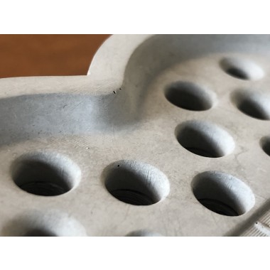 beehaus Herz - Bienenhotel aus Beton "Grau" von Grellroth Design