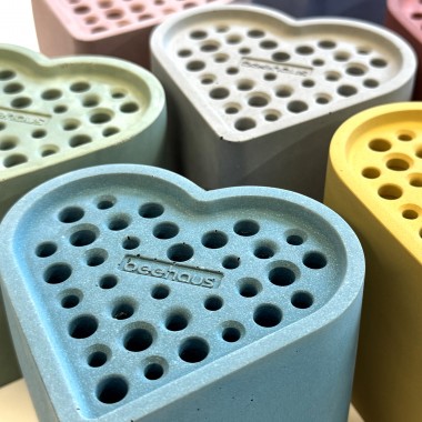 beehaus Herz - Bienenhotel aus Beton "Grau" von Grellroth Design