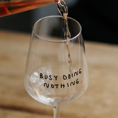"Busy Doing Nothing" Weinglas by Johanna Schwarzer × selekkt