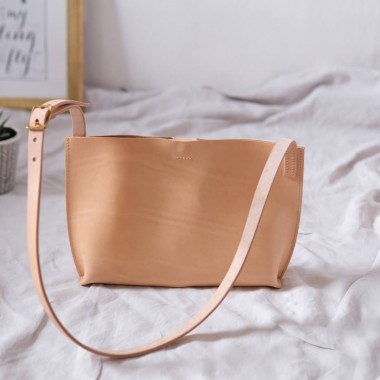 Crossbody Bag, natural // Umhängetasche // pflanzlich gegerbtes Leder // SCHEERER MANUFAKTUR
