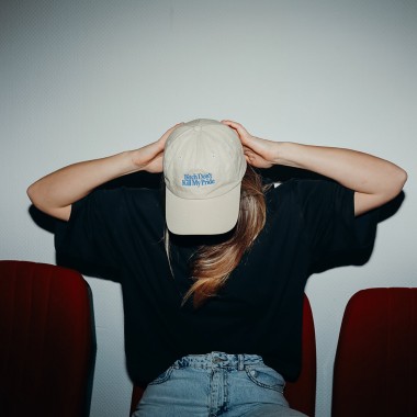 "Bitch Don’t Kill My Pride" Cap, beige – DIVERSES