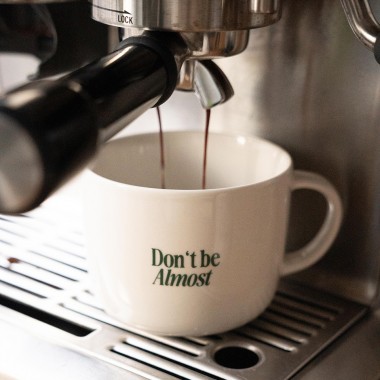 DON'T BE ALMOST Tasse - ALMOST A BRAND