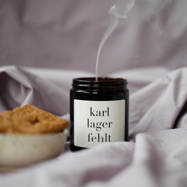 "Karl Lager fehlt" Rapswachskerze im Glas