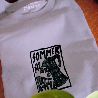"SOMMER SONNE KAFFEE" T-Shirt // FUNST Studio, Verena Senn