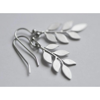 na.hili OHRRINGE "tiny leafs" *Weißgold* silberne Blätter 