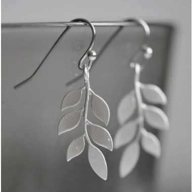 na.hili OHRRINGE "tiny leafs" *Weißgold* silberne Blätter 