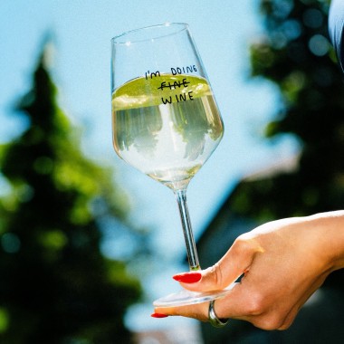 "I'm Doing Wine" Weinglas by Johanna Schwarzer × selekkt