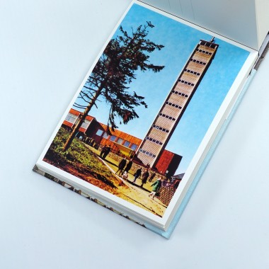 Karten der ModerneHardcoverbuch mit 100 Ansichtskarten aus der DDR