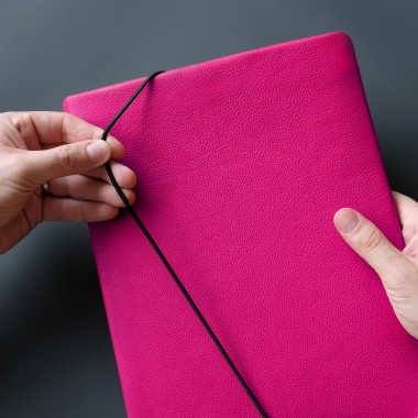 MacBook Hülle aus Leder in Neonpink