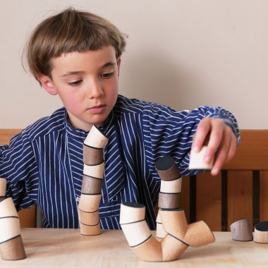 Loggos - innovatives Stapelspiel aus Buche und Nussbaum (Set mit 20 Steinen)