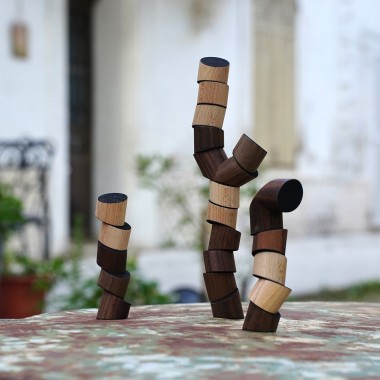 Loggos - innovatives Stapelspiel aus Buche und Nussbaum (Set mit 20 Steinen)