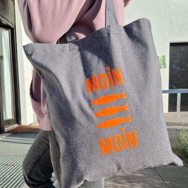 Bow & Hummingbird Baumwollbeutel "Moin Moin Fische" (Neon-Orange) aus recycelter Baumwolle