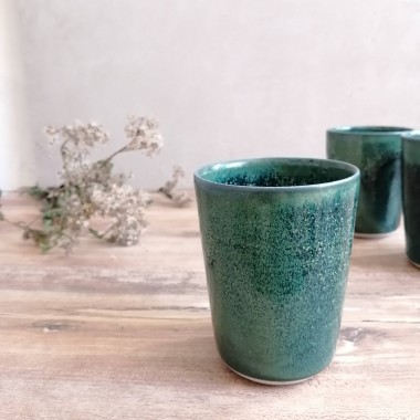 Keramik-Becher getöpfert - magic green | Töpferei am Wald