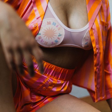 Waschbare Stilleinlagen mit Social Impact und homegrown Design von moodie x mommin ain´t easy