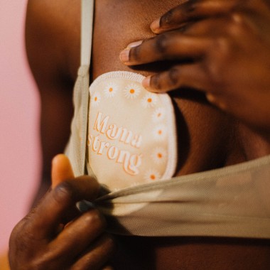 Waschbare Stilleinlagen mit Social Impact und homegrown Design von moodie x Strong Mama