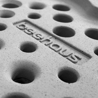 beehaus Herz - Bienenhotel aus Beton "Grau" von Grellroth Design