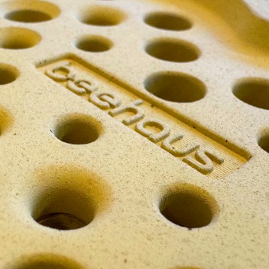 beehaus Herz - Bienenhotel aus Beton "Gelb" von Grellroth Design