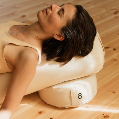 The Yoga Bolster - 100% Bio-Baumwolle mit Lavendelblüten & Dinkelspelz Füllung - noneedformore The Yoga Bolster - 100% Bio-Baumwolle mit Lavendelblüten & Dinkelspelz Füllung - noneedformore
