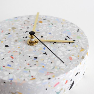 Kleine Wanduhr mit Uhrzeiger aus Messing / Hellgrau / objet vague