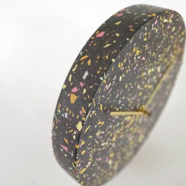 Terrazzo Wanduhr mit Uhrzeiger aus Messing / schwarz-mixte / objet vague