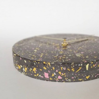 Terrazzo Wanduhr mit Uhrzeiger aus Messing / schwarz-mixte / objet vague