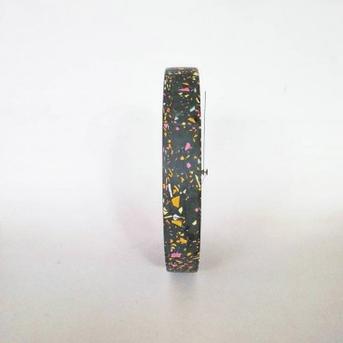 Terrazzo Wanduhr mit Uhrzeiger aus Messing / schwarz-mixte / objet vague