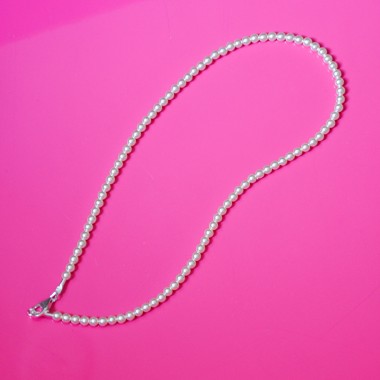 »One and Only« Kette mit weißen, schimmernden Perlen von pinapina