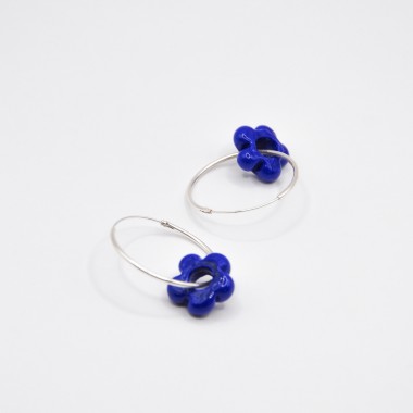 »BloomBlue« Ohrringe 
in Silber mit blauen Glasblumen