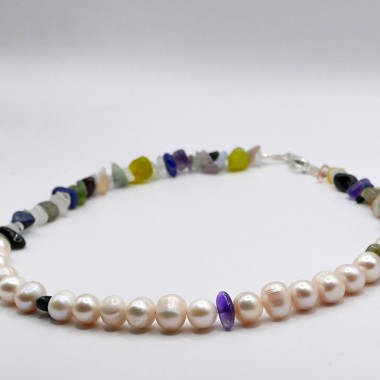 »Violet Glow« Kette mit Fluorit- und lila Edelsteinperlen von pinapina