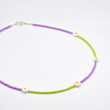 »Yours« Kette mit Gänseblümchen-Glasperlen und lilanen und grünen Perlen von pinapina