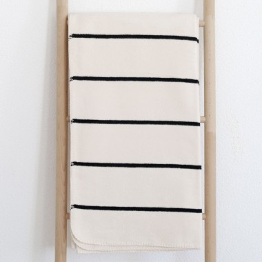 Bio-Baumwolldecke JULE - weiche Kuscheldecke mit schmalen Streifen - RIEMA 