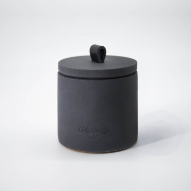 Beton-Outdoor-Feuer "DARK" (Höhe 14 cm) - mit schwarzem Ledergriff. Oder: Der nachhaltige Wachs-Fresser von Grellroth Design