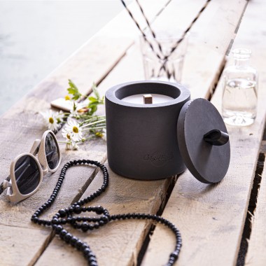 Nachfüllbares Beton-Outdoor-Feuer “DARK L“ – Ledergriff Schwarz von Grellroth Design