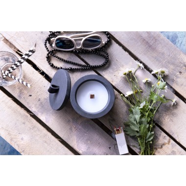 Nachfüllbares Beton-Outdoor-Feuer “DARK L“ – Ledergriff Schwarz von Grellroth Design