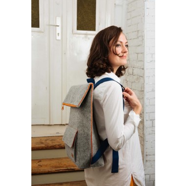 RÅVARE puristischer Messenger Backpack aus Filz, federleichter Uni-Rucksack im skandinavischen Stil