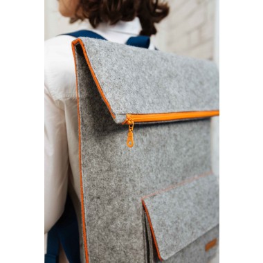 RÅVARE puristischer Messenger Backpack aus Filz, federleichter Uni-Rucksack im skandinavischen Stil