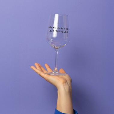 "More Bubbles Less Troubles" Weinglas by Johanna Schwarzer × selekkt
