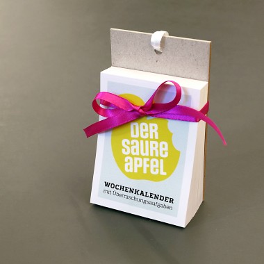 Wochenkalender „DER SAURE APFEL“ für 2026 – 52 kleine Überraschungsaufgaben zum Abreißen, von sperlingB.design Wochenkalender „DER SAURE APFEL“ für 2026 – 52 kleine Überraschungsaufgaben zum Abreißen, von sperlingB.design