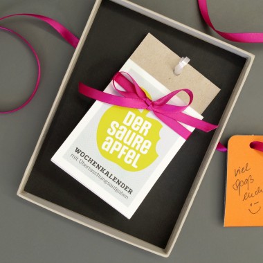 Wochenkalender „DER SAURE APFEL“ für 2026 – 52 kleine Überraschungsaufgaben zum Abreißen, von sperlingB.design Wochenkalender „DER SAURE APFEL“ für 2026 – 52 kleine Überraschungsaufgaben zum Abreißen, von sperlingB.design