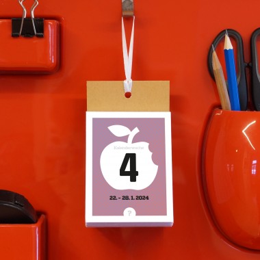 Wochenkalender „DER SAURE APFEL“ für 2026 – 52 kleine Überraschungsaufgaben zum Abreißen, von sperlingB.design Wochenkalender „DER SAURE APFEL“ für 2026 – 52 kleine Überraschungsaufgaben zum Abreißen, von sperlingB.design