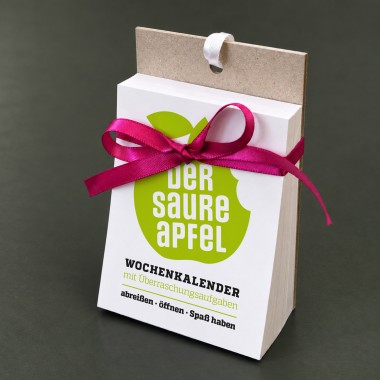 Wochenkalender „DER SAURE APFEL“ für 2027 – 52 kleine Überraschungsaufgaben zum Abreißen, von sperlingB.design