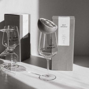 "Chardonnay The Day Away" Weinglas by Johanna Schwarzer × selekkt
