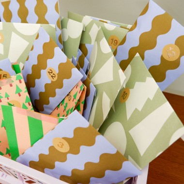 tinyday | Adventskalender für Kinder – 24 befüllte Tütchen mit kleinen Überraschungen, Spielen & Süßem – liebevoll handverpackt