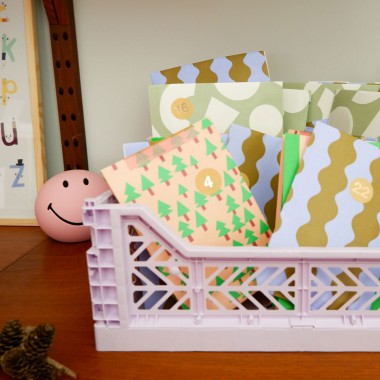 tinyday | Adventskalender für Kinder – 24 befüllte Tütchen mit kleinen Überraschungen, Spielen & Süßem – liebevoll handverpackt