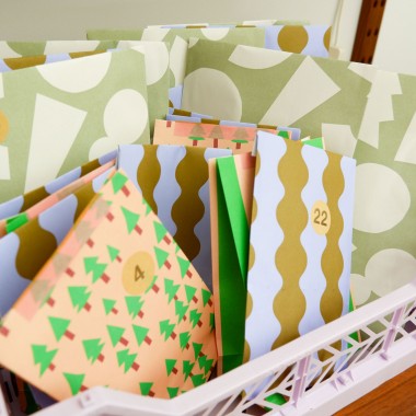 tinyday | Adventskalender für Kinder – 24 befüllte Tütchen mit kleinen Überraschungen, Spielen & Süßem – liebevoll handverpackt